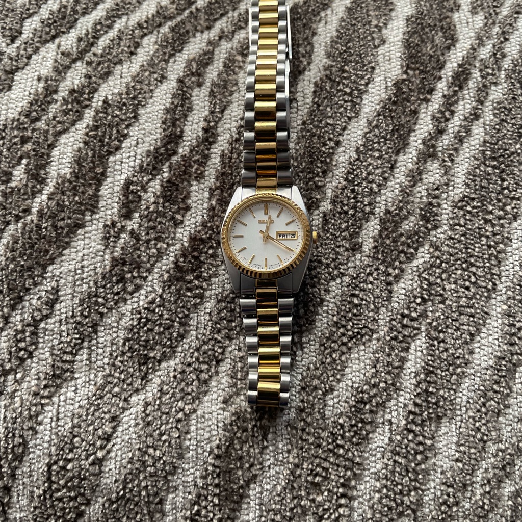 Women Watch Citizen Brand With Calendar Silver And Gold